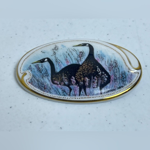 P. Buckley Moss 1992 Geese Pin Brooch #5017 Membership Anna Perenna Porcelain - Picture 1 of 5